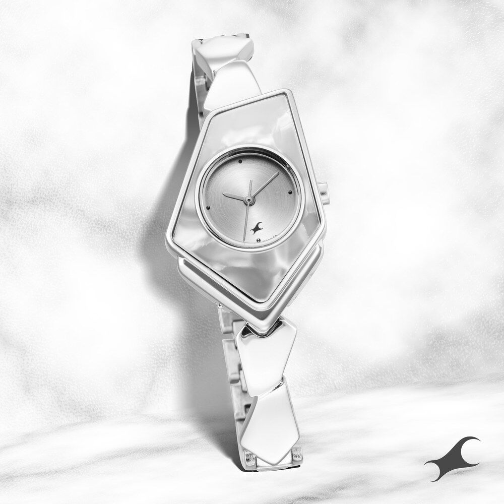 Buy Online Fastrack Younique Quartz Analog Silver Dial Metal Strap
