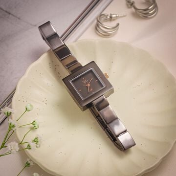 Vyb Successor By Fastrack Quartz Analog Grey Dial Metal Strap Watch For Girls