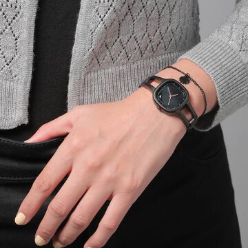 Fastrack Pulse Quartz Analog Mother Of Pearl Dial Black Metal Strap Watch For Girls